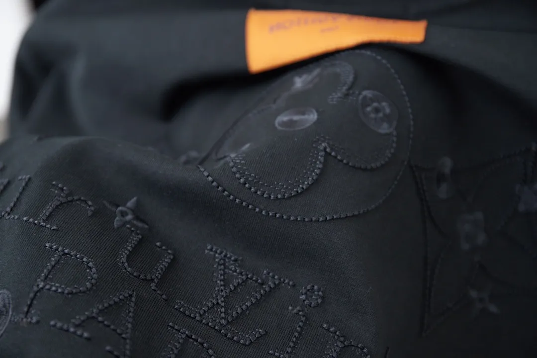 🅿️180 1V 25SS early spring new style embroidered LV letter short sleeves light luxury essential item for daily commuting for men and women Correct version Welcome to compare Detailed features · 320g 100% pure cotton double yarn jersey fabric · Special thickened 32 pieces of double-strand 1X1 thread in the same vat · Imported Tajima machine hollow show embroidered LV letter technology · Double needle stitching and cross-stitch technology · Original main mark, washable tag, brand moisture-proof paper packaging Color: black/white Size: S/M/L/XL